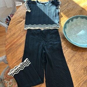 Solitaire cover up. Black with cream trim. Size M. Worn once.